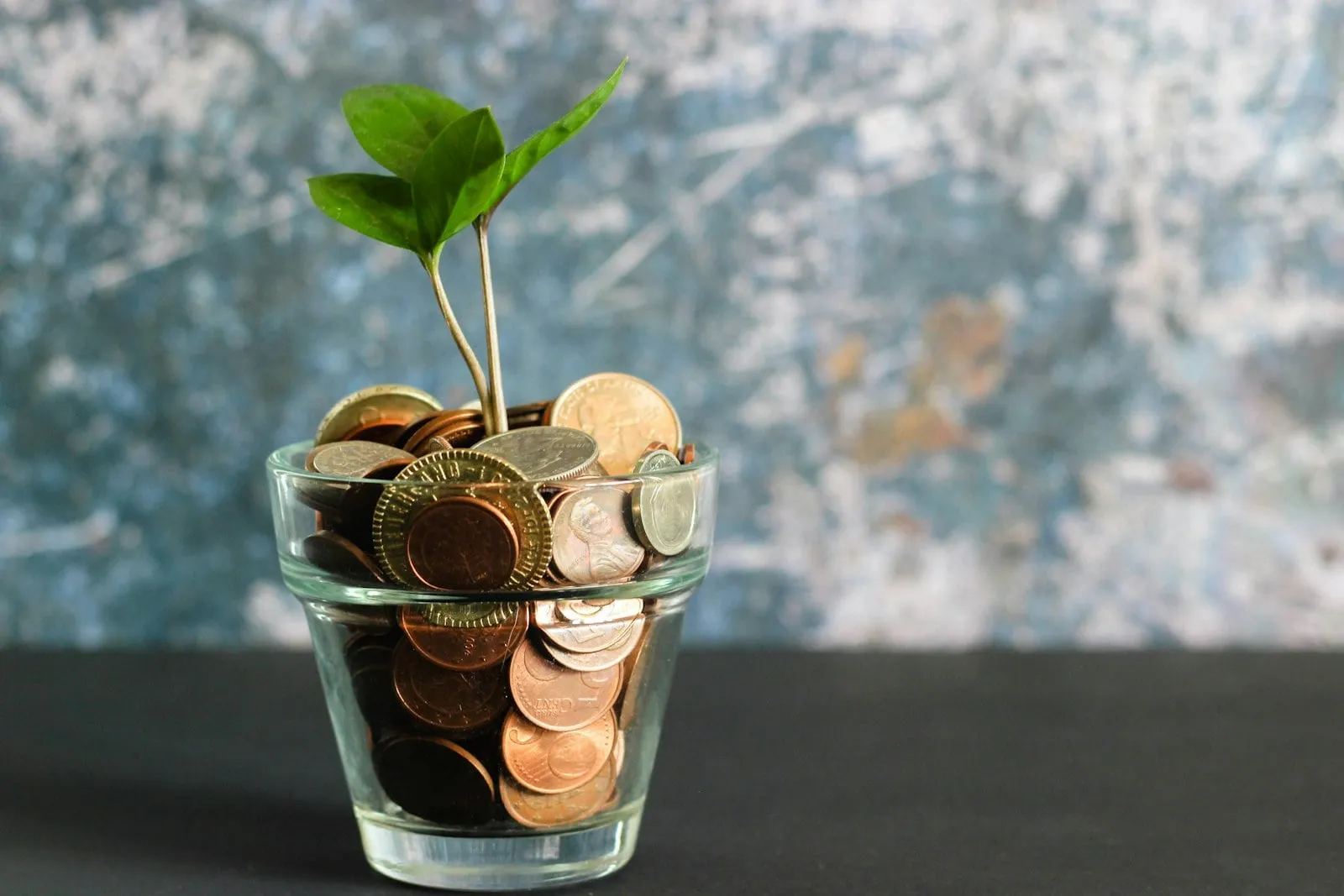 Average savings in Australia by age: 2025 data